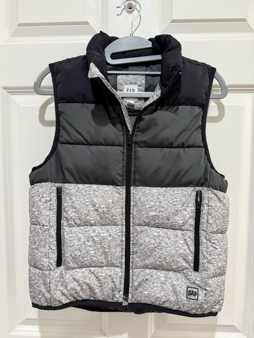 GAP Kids Boys Two-Tone Puffer Vest - Gray/Black size M